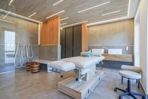 PhysioVITAL Bartels Kneipp Behandlungsraum mit Massage-Liege