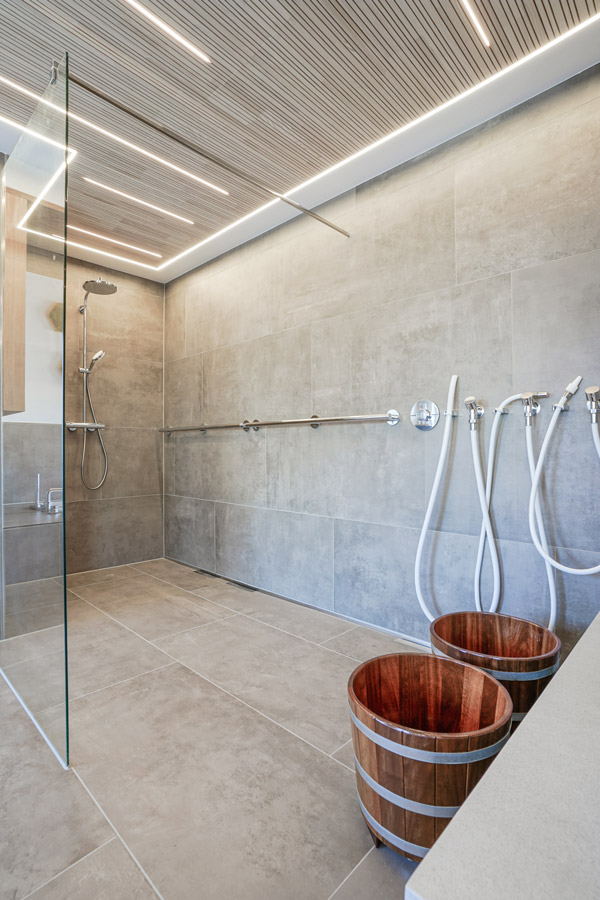 PhysioVITAL Bartels Kneipp Behandlungsraum mit Dusche und Eimern