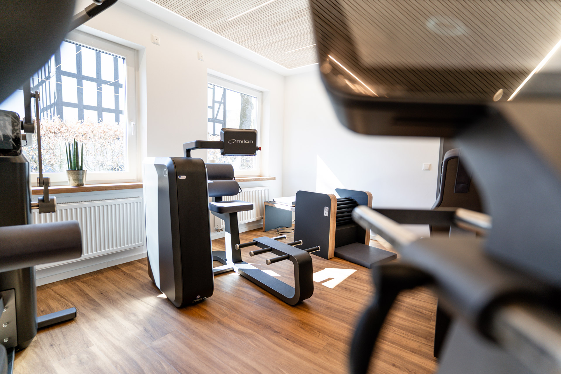 PhysioVITAL Bartels -Trainingsraum für medizinisches Training mit five und milon Geräten